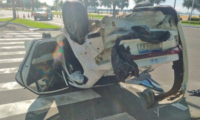 Carro capota após acidente na orla de Camburi