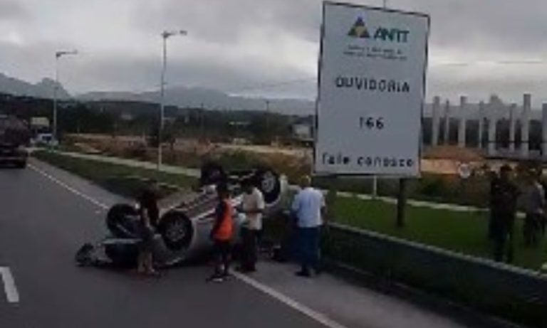 Carro capota em acidente na Rodovia do Contorno