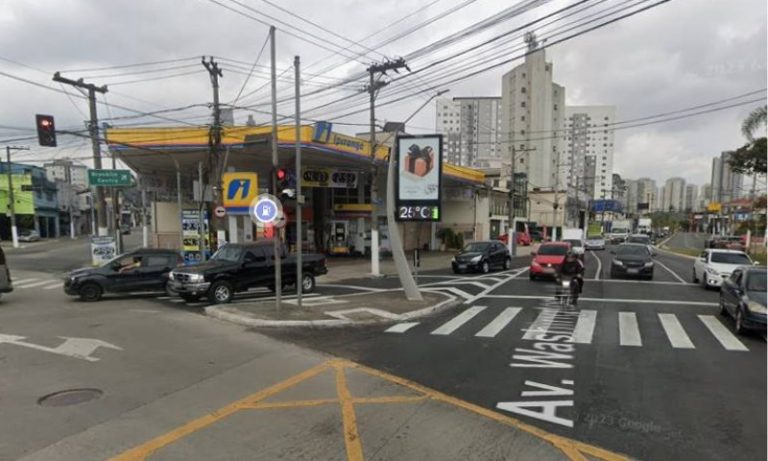 Carro desgovernado invade posto de combustíveis e deixa três mortos em SP