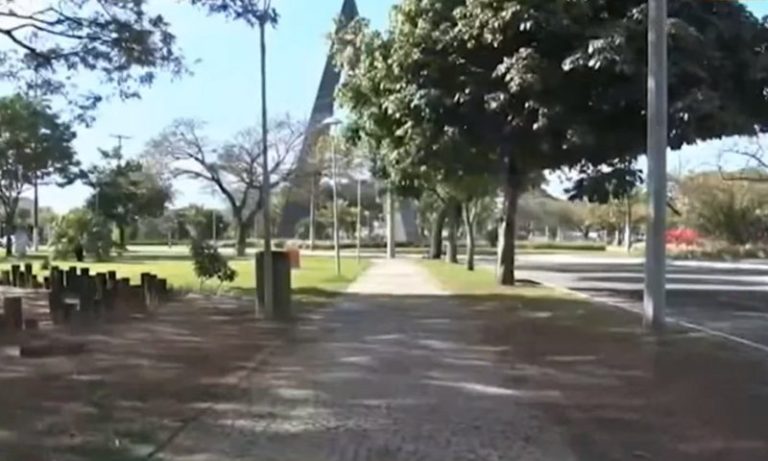 Casal é assaltado e jovem esfaqueado próximo de base da PM na Curva da Jurema