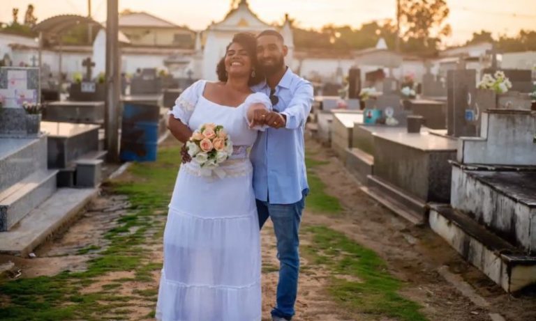 Casal faz ensaio de casamento em cemitério no ES
