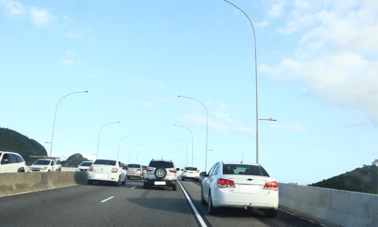 Cinco carros flagrados por minuto em faixa exclusiva para ônibus na Terceira Ponte