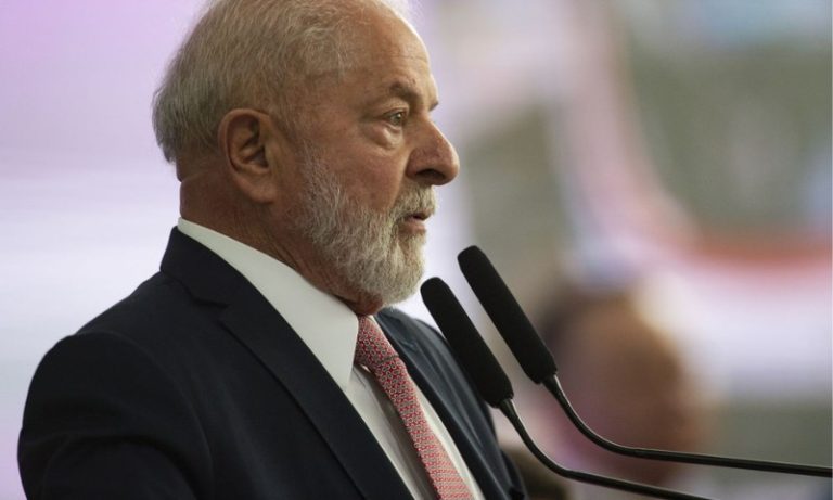 Cirurgia de Lula ocorre sem ‘intercorrência’ e presidente passa bem, dizem médicos