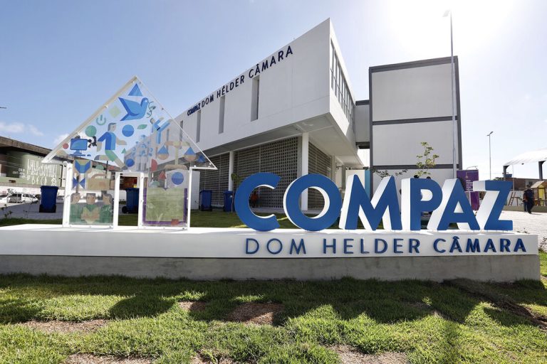 Compaz oferece aulas de circo, percussão, dança popular e contação de histórias
