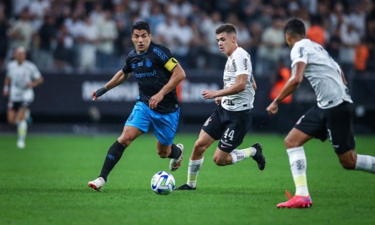 Corinthians e Grêmio empatam em jogo com 8 gols e duas viradas em Itaquera