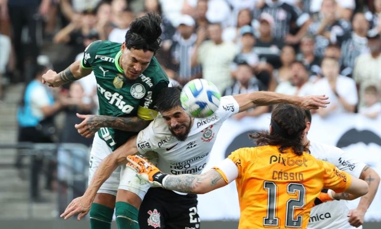 Corinthians e Palmeiras empatam em dérbi com final quente, pipa e choro