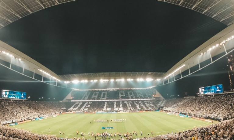 Corintiano de 16 anos morre eletrocutado ao encostar em poste na saída de estádio