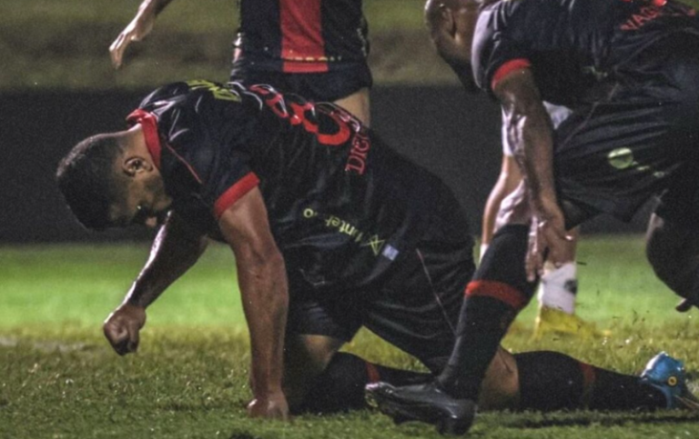 Diego Souza reestreia, faz o gol da vitória e coloca o Leão na liderança