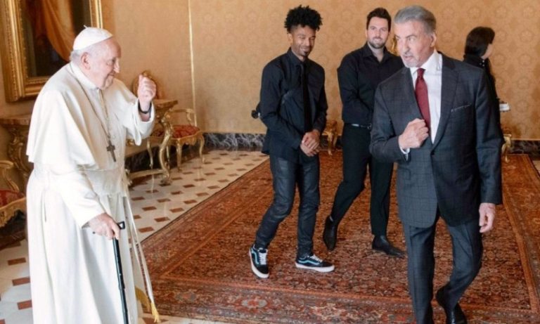 Em encontro, papa Francisco ‘ensaia’ luta com Stallone