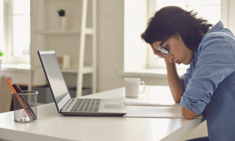 Empresas e consumidores têm prejuízos com apagões na internet