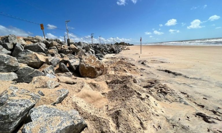 Erosão avança no litoral de Conceição da Barra