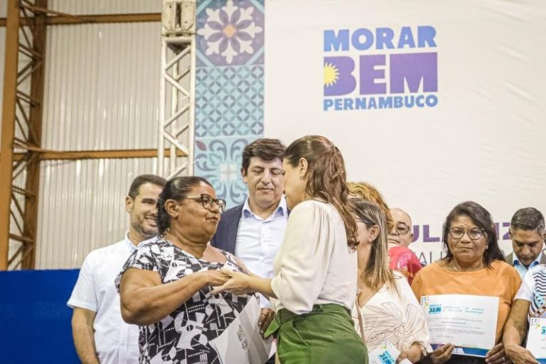 Famílias na Zona da Mata recebem títulos de propriedade