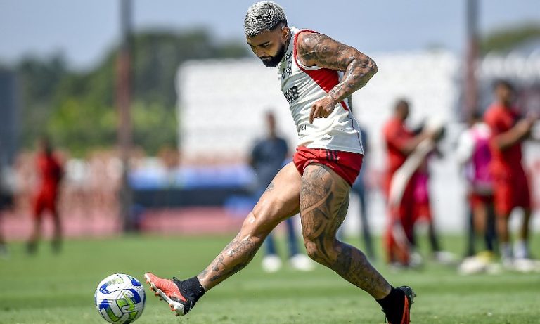 Flamengo e Athletico chegam à Vitória nesta terça para jogo do Brasileirão