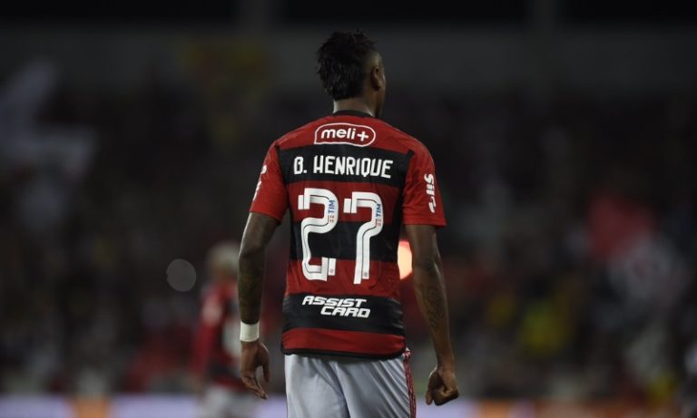 Flamengo vence com golaço de BH e acaba com hegemonia do líder Botafogo em casa