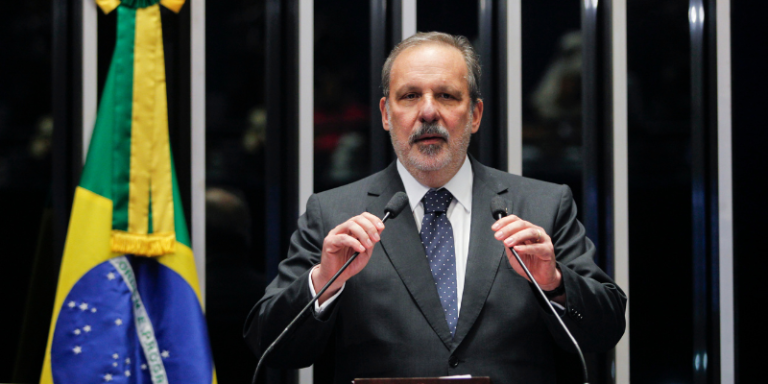Governadora Raquel Lyra anuncia saída de Armando Monteiro Neto do PSDB
