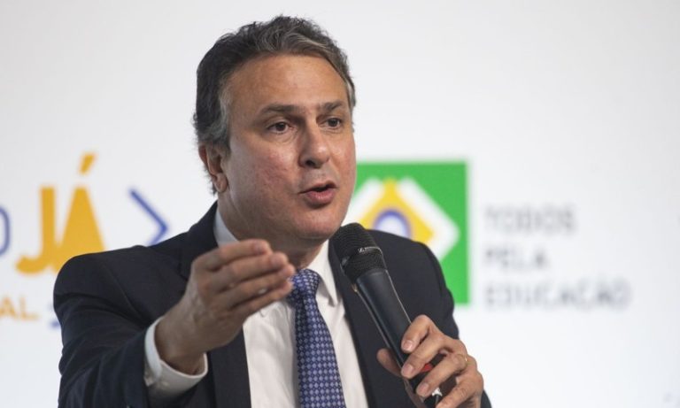Governo vai criar bolsa e poupança para alunos de ensino médio, afirma ministro