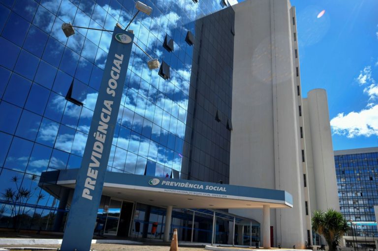 Governo vai criar grupo para tentar explicar sumiço de 223 mil da fila do INSS