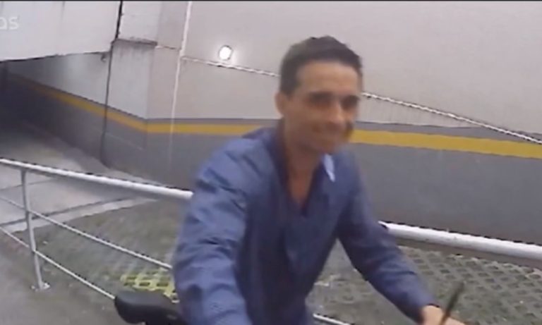 Homem rouba bicicleta em condomínio e sorri para as câmeras