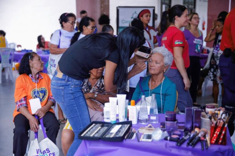 Idosos participam de feira de serviços promovida pela Prefeitura