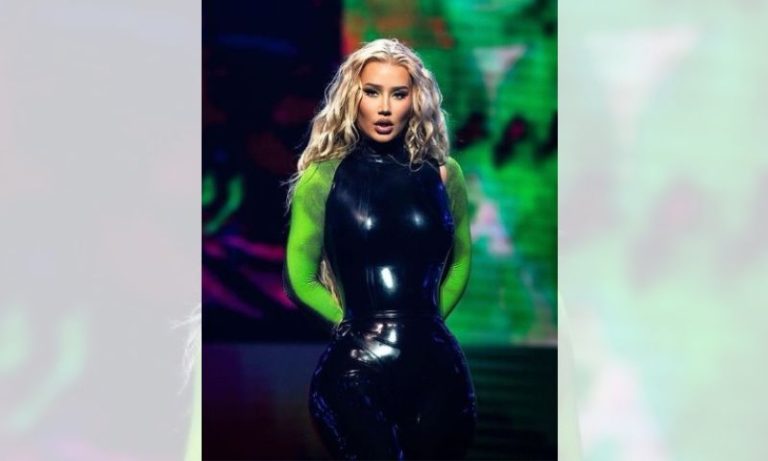 Iggy Azalea rebate críticas ao show no The Town e jornalista responde
