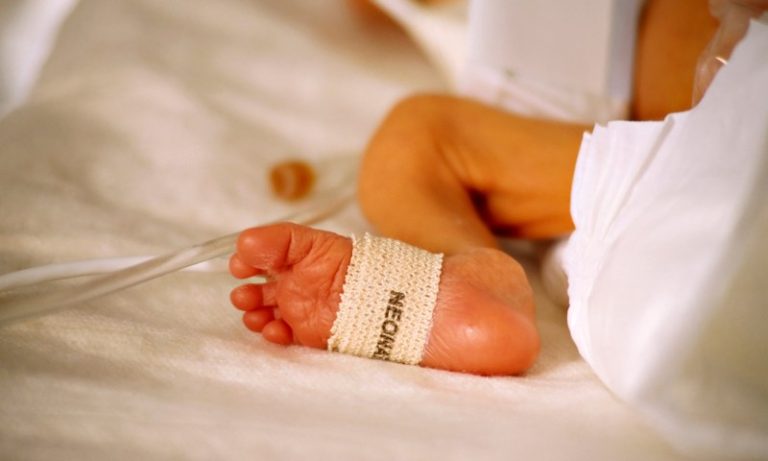 Justiça libera transfusão de sangue em bebê após pais negarem por religião