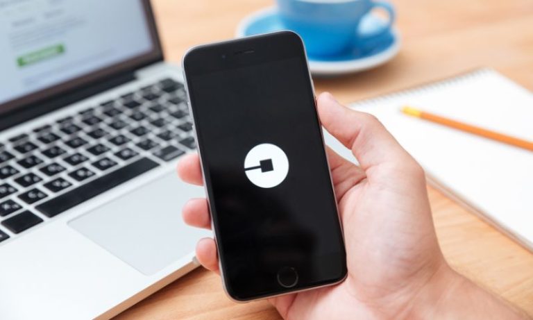 Justiça multa Uber em R$ 1 bilhão e manda empresa registrar motoristas