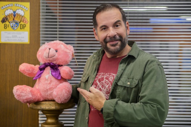 Leandro Hassum vive delegado fofo e “de bom coração” em série de humor da Netflix