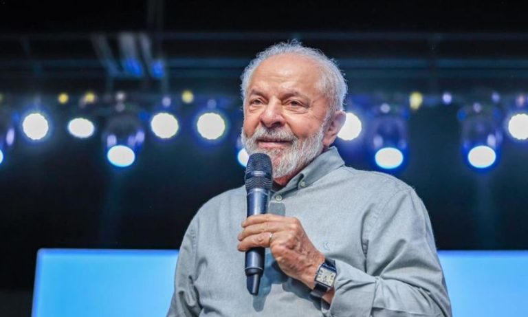 Lula diz que fêmur dói ‘sentado, de pé e deitado’ e confirma data de cirurgia