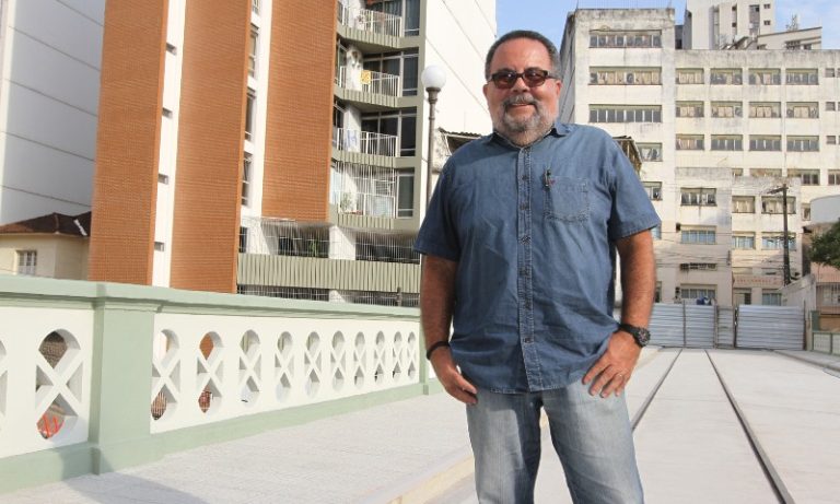 Moradores comemoram reforma do viaduto Caramuru