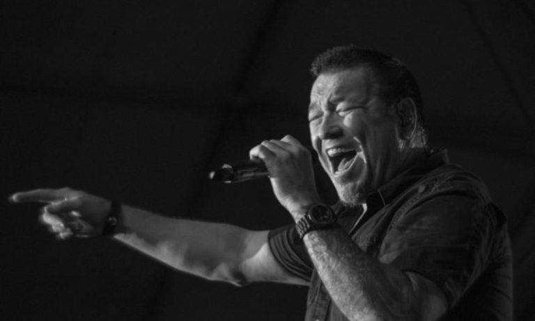 Morre Steve Harwell, ex-vocalista da banda Smash Mouth, aos 56 anos