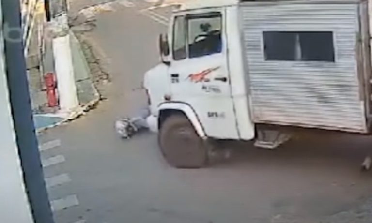 Motociclista vai parar embaixo de caminhão no Sul do Estado