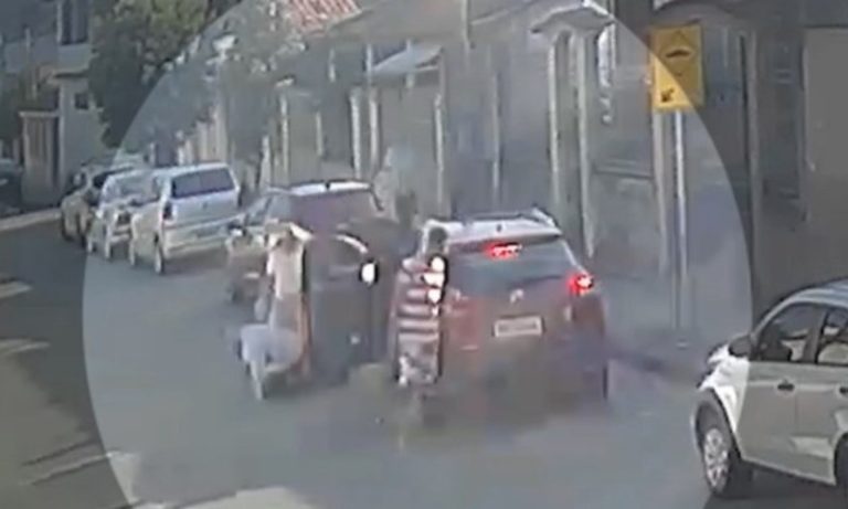 Motorista é arrancado de carro durante assalto em bairro da Serra