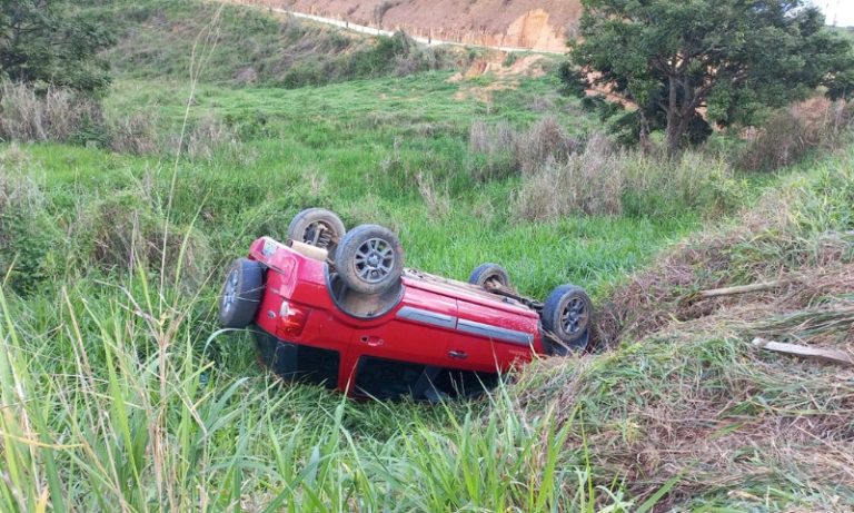 Motorista morre e dois passageiros ficam feridos em capotamento no ES