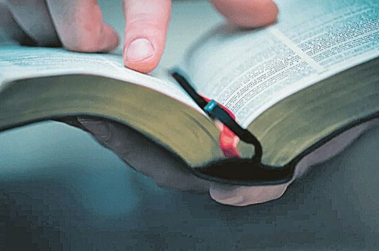 Mulher é agredida e tem Bíblia roubada perto de igreja em Viana