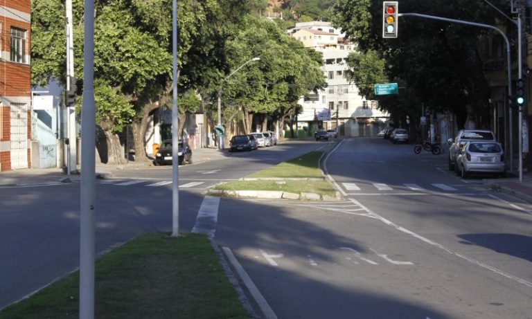 Mulher morre após cair de garupa de moto durante acidente em Vitória