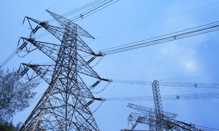 Mulher que teve geladeira danificada após queda de energia será indenizada