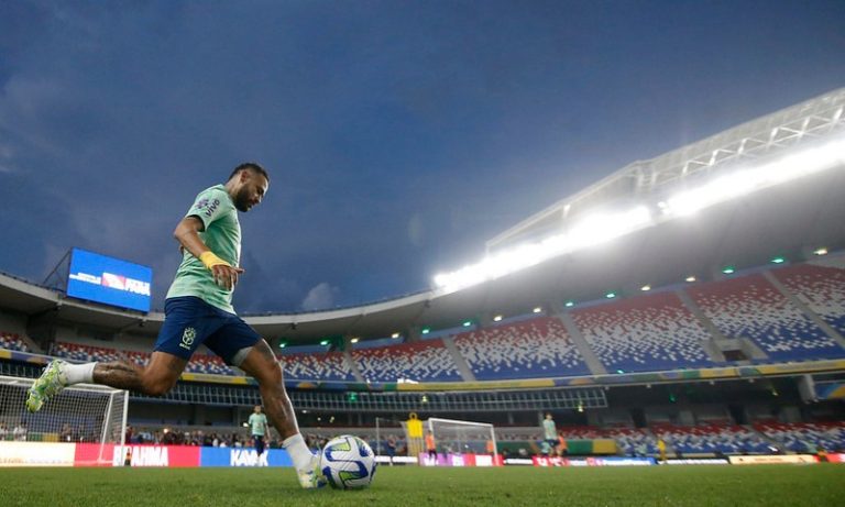 Neymar cai sobre a mão e dá susto em treino da seleção brasileira em Belém