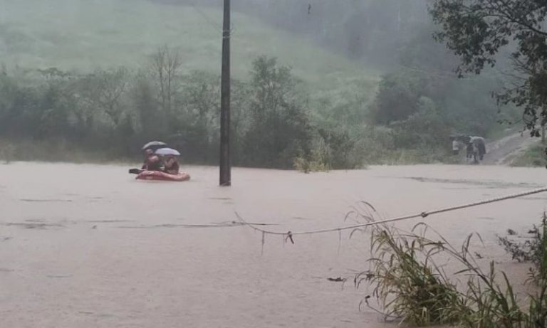 Nível de rio sobe e prefeitura do RS pede a moradores que se abriguem no telhado