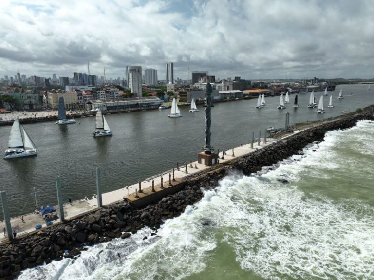 Partida da 34ª Regata Internacional Recife-Fernando de Noronha teve 88 barcos