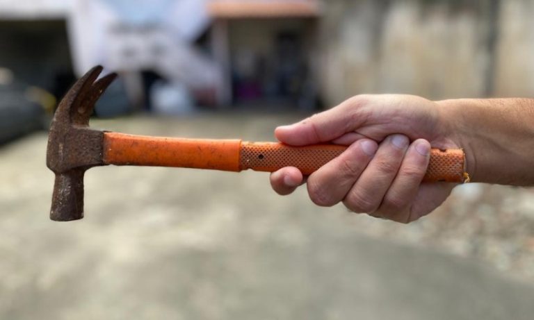 Pescador é preso por agredir mulher com martelo em Vitória