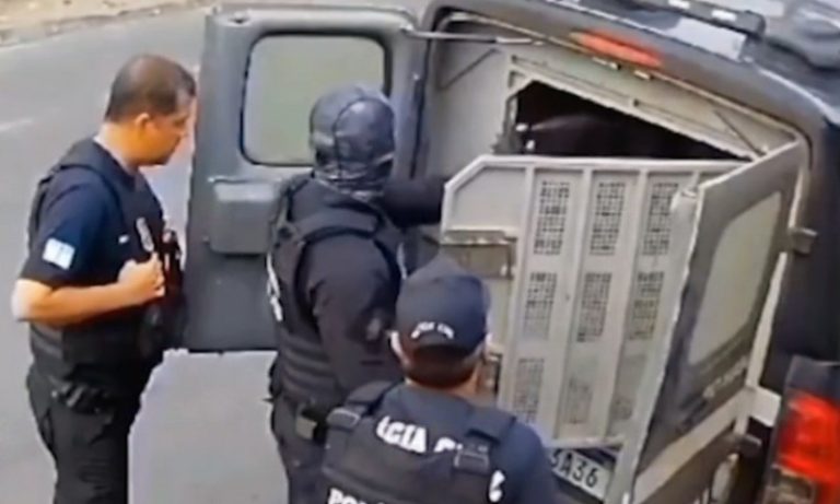 Policial lança spray e fecha viatura com detidos durante operação no ES