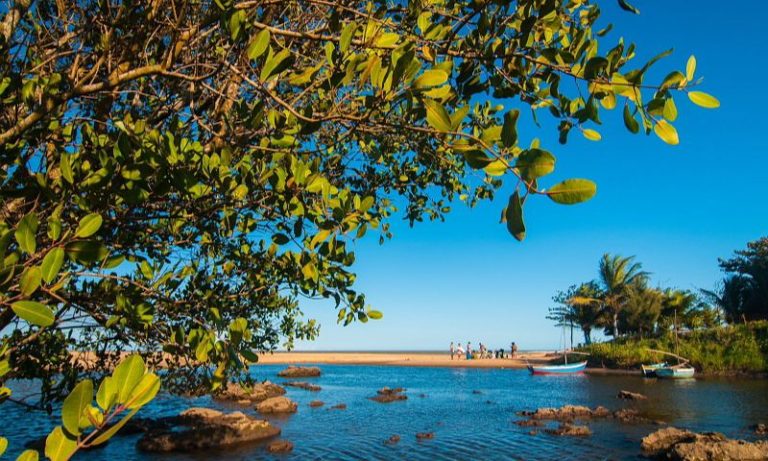 Praias calmas atraem turistas para o Sul do ES