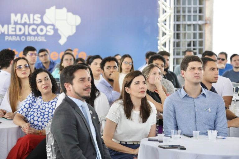 Primeira turma do Mais Médicos chega ao Recife