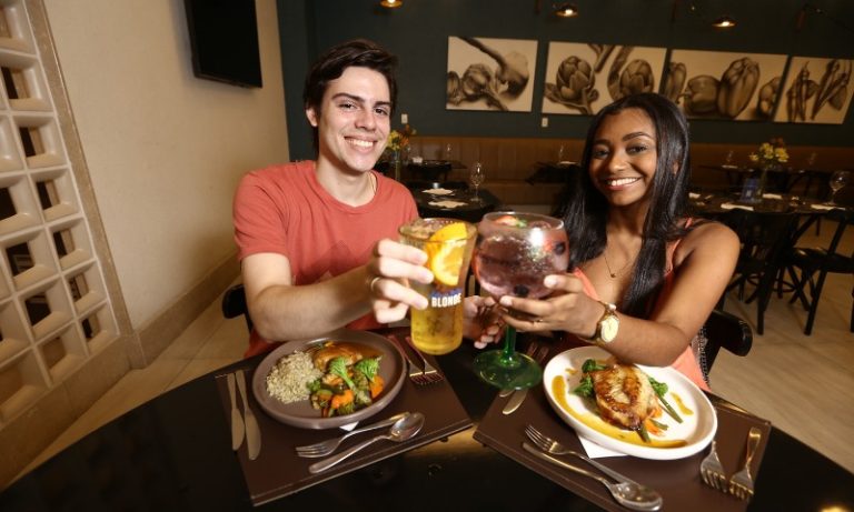 Promoções em bares e restaurantes agitam o Dia dos Clientes