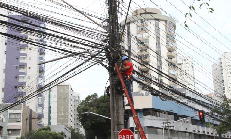 Regra para reduzir a bagunça de fios nas ruas