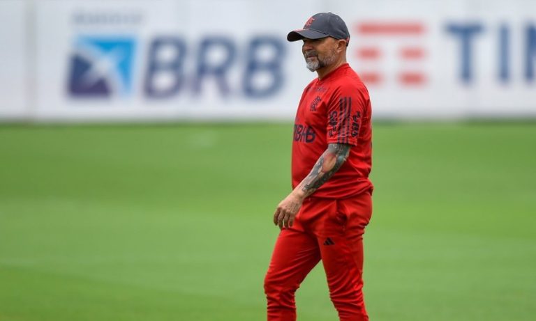 Sampaoli vai ao Ninho comandar treino enquanto Flamengo discute demissão