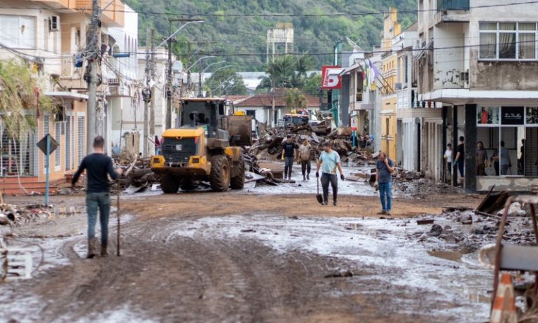 Sobe para 46 número de desaparecidos após chuvas no Sul do país