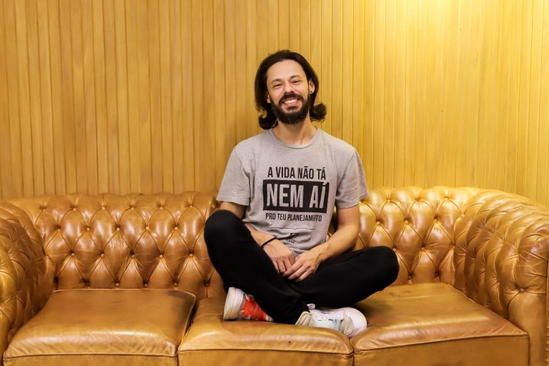 Sucesso em “A Culpa é do Cabral”, Nando Viana volta aos palcos do Recife