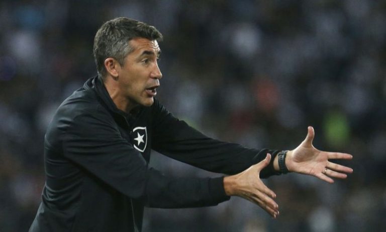 Técnico do Botafogo põe cargo à disposição após derrota para Flamengo