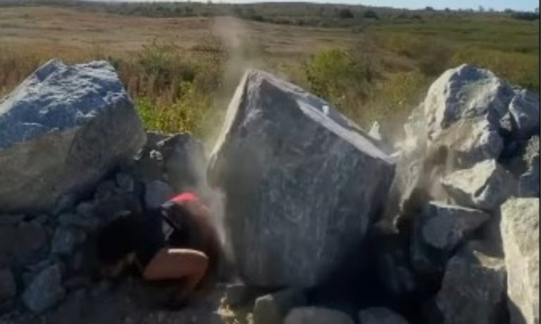 VÍDEO | Homem fica prensado por pedra de três toneladas ao tirar foto no Ceará